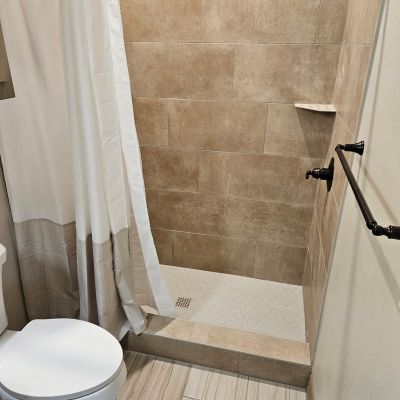 shower with beige tiles